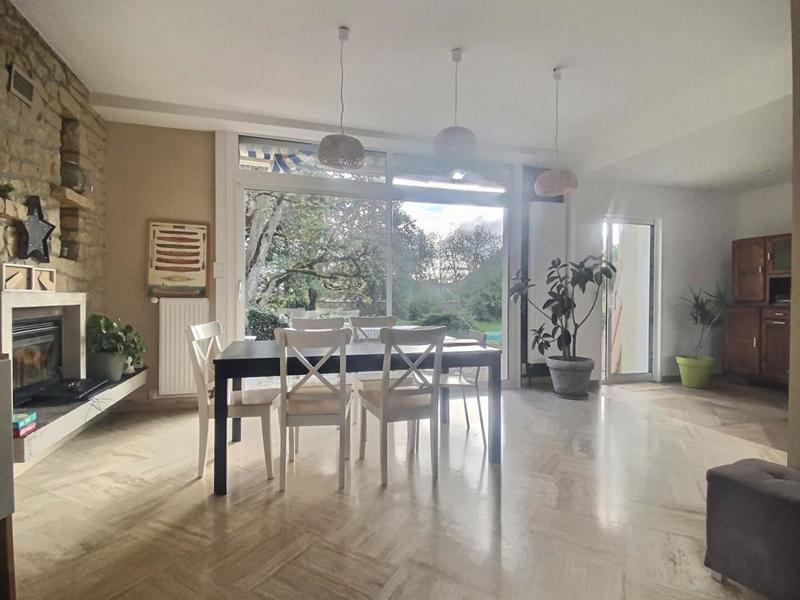 Maison - 202 m² - 7 pièces