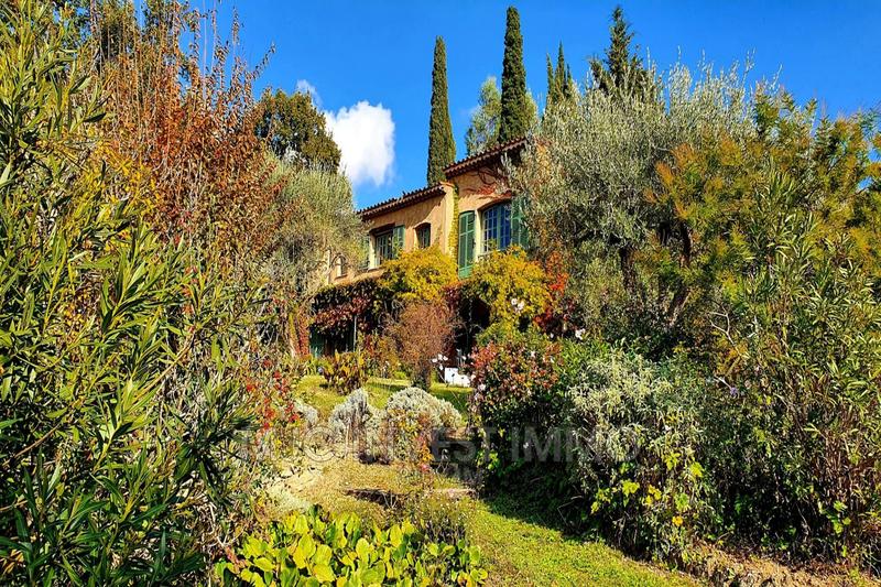 Propriété - 250 m² - 8 pièces