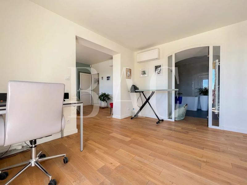 Villa - 270 m² - 8 pièces