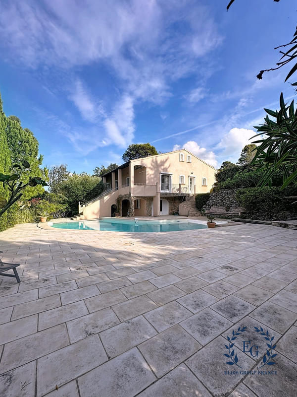 Maison - 216 m² - 7 pièces