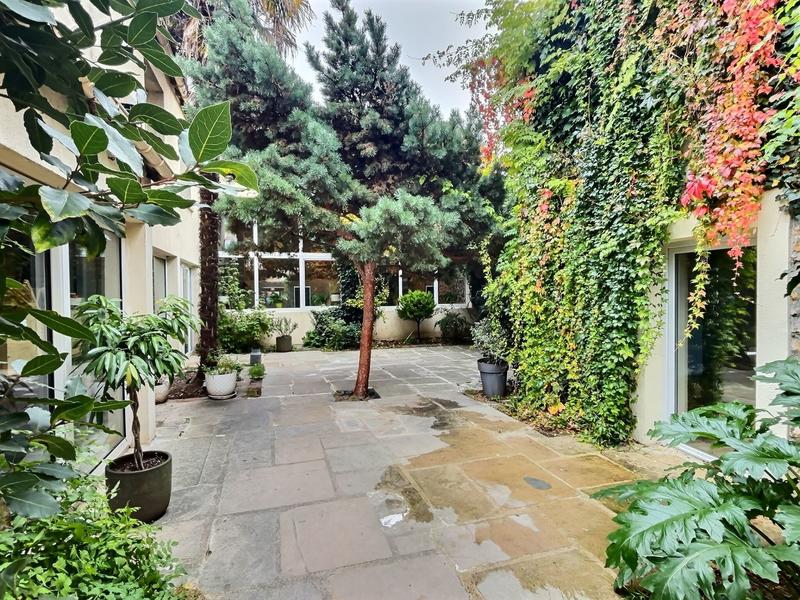 Maison - 417 m² - 15 pièces