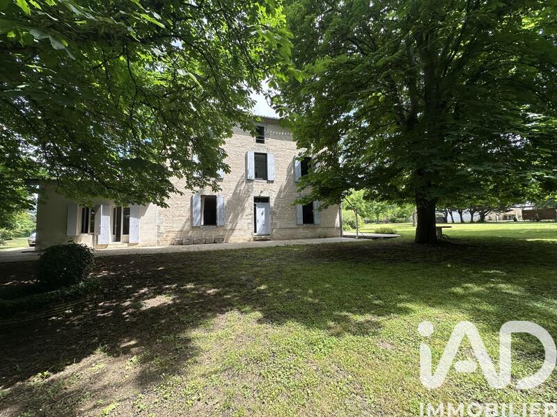 Maison - 240 m² - 8 pièces