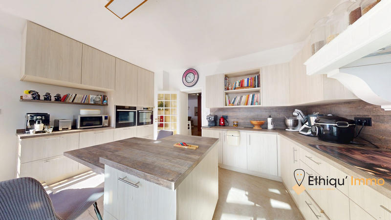 Maison - 228 m² - 8 pièces