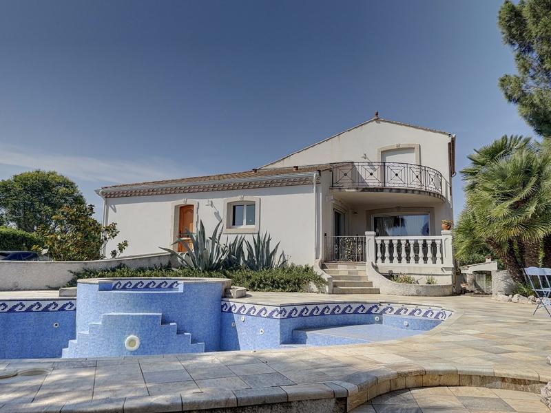 Maison - 244 m² - 8 pièces