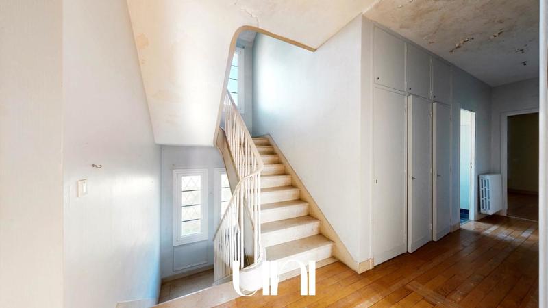 Maison - 325 m² - 10 pièces