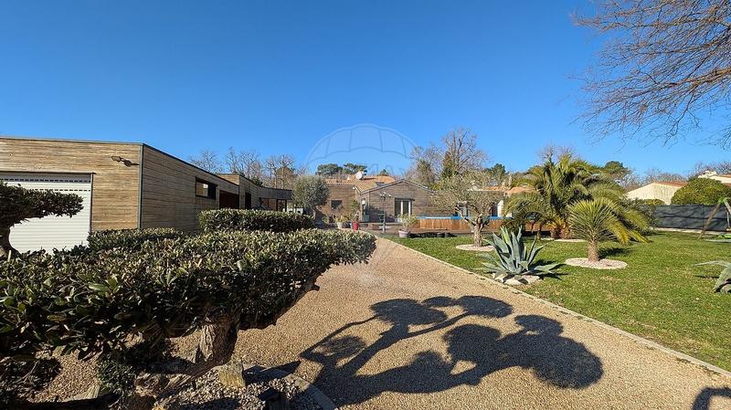 Maison - 290 m² - 9 pièces