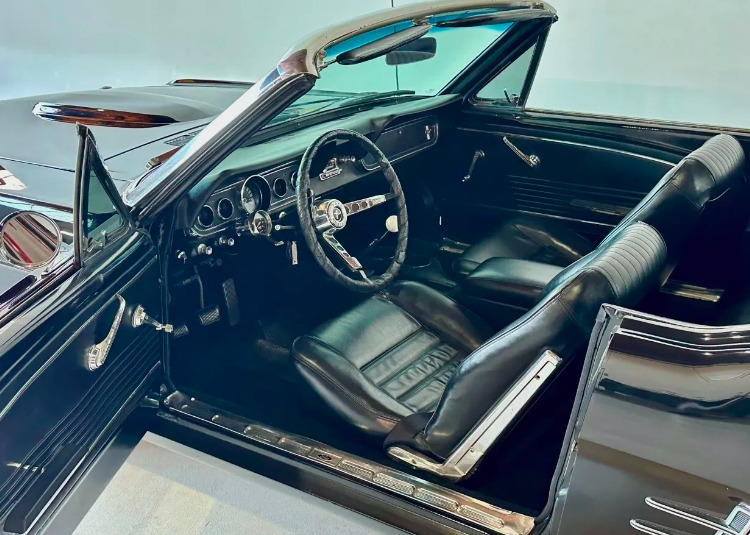 Ford Mustang V8 Triple Black Cab