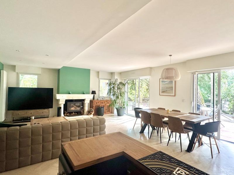 Maison - 201 m² - 9 pièces