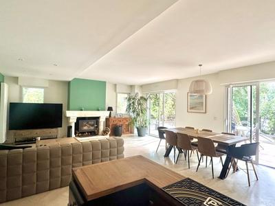 Maison - 201 m² - 9 pièces