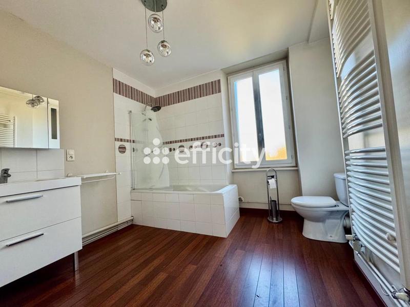 Maison - 240 m² - 10 pièces