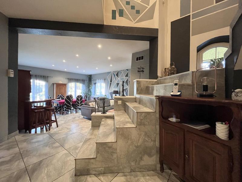 Maison - 250 m² - 9 pièces