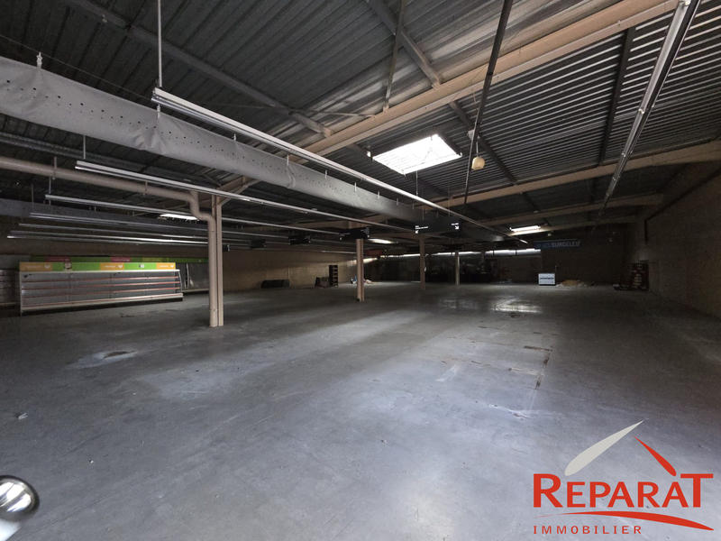 Local commercial - 944 m²