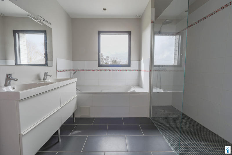 Maison - 215 m² - 6 pièces