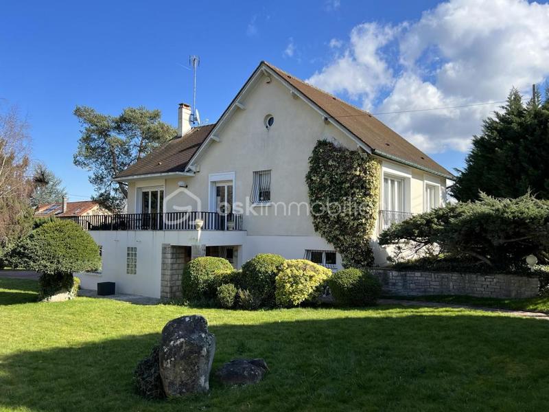 Maison traditionnelle - 222 m² - 6 pièces