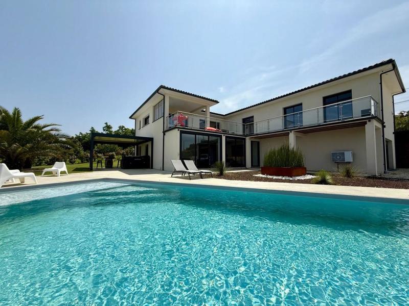 Propriété - 230 m² - 7 pièces