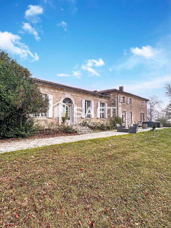 Maison - 379 m² - 10 pièces