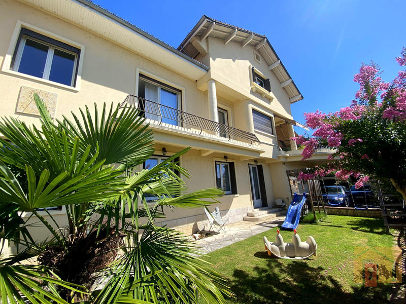 Maison - 300 m² - 11 pièces