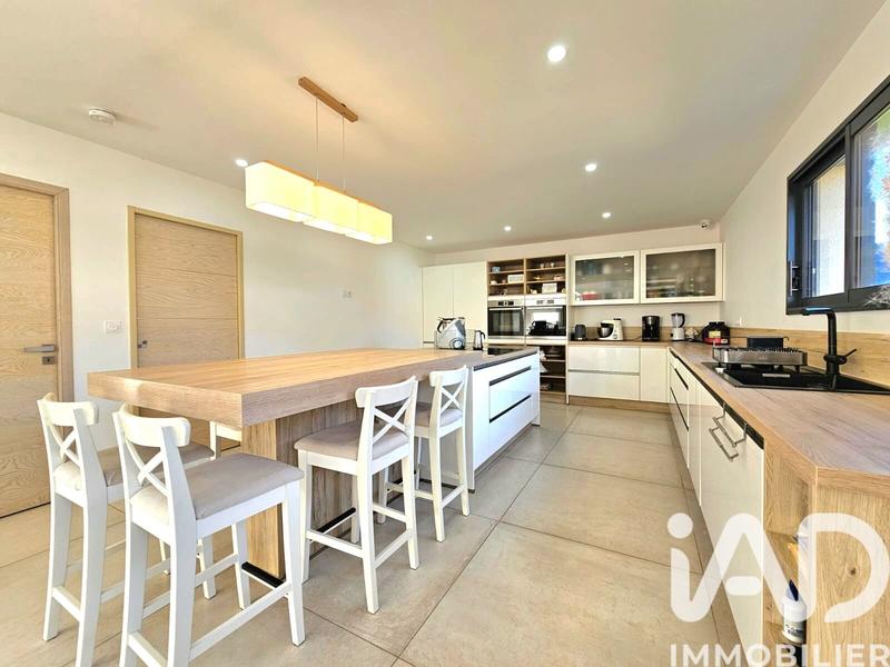 Maison - 180 m² - 5 pièces