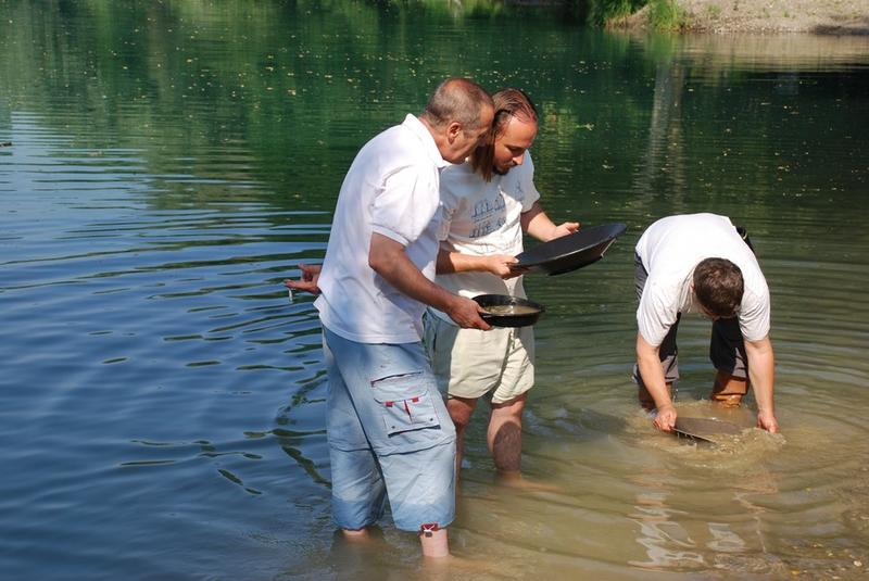 Atelier d'orpaillage : cherchez des paillettes d'or dans le sable de nos gravières !