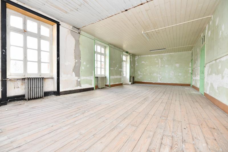 Maison - 1 100 m² - 30 pièces