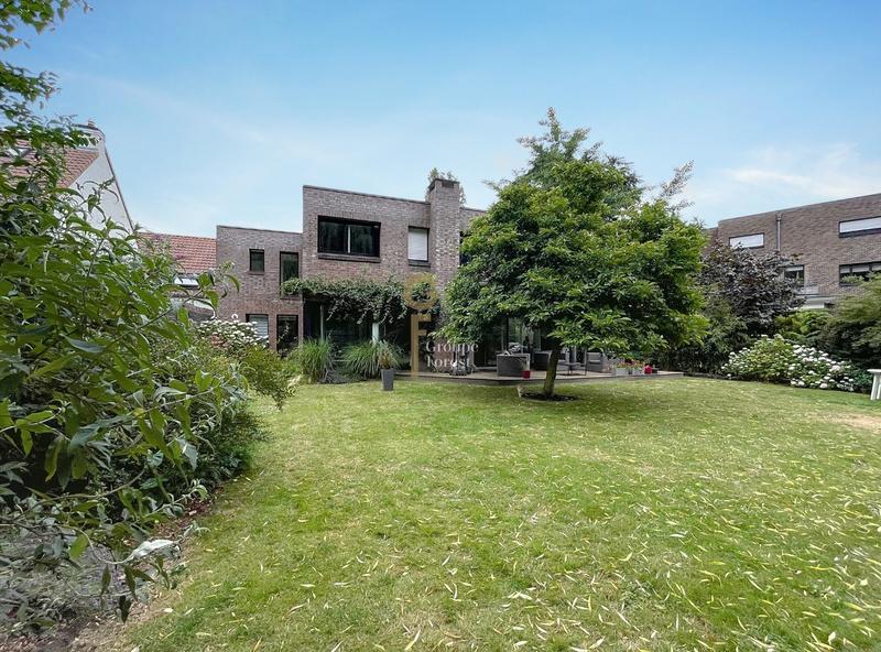 Maison - 212 m² - 9 pièces