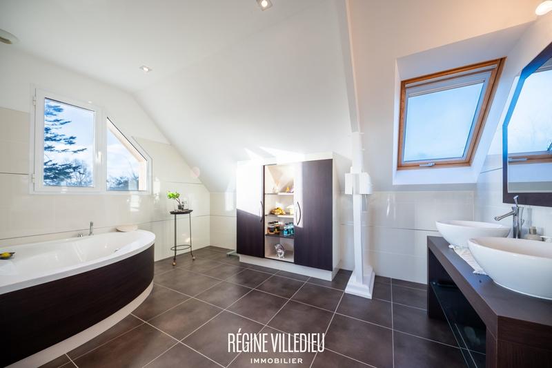 Maison - 296 m² - 7 pièces