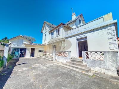 Maison - 254 m² - 9 pièces