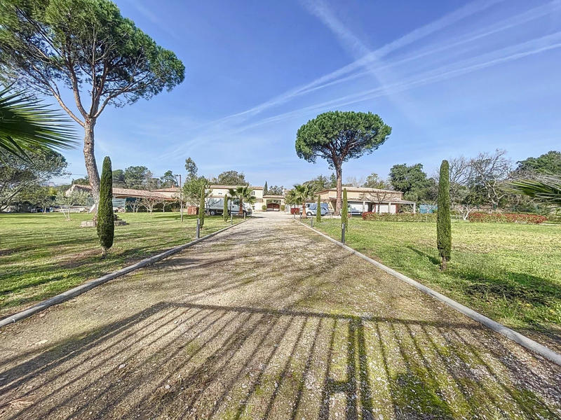 Villa - 407 m² - 13 pièces