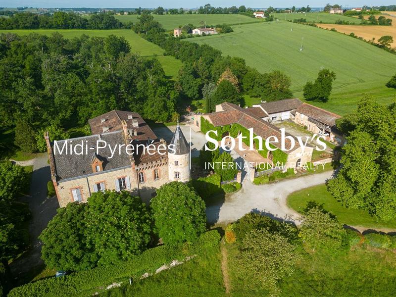 Château - 1 573 m² - 36 pièces