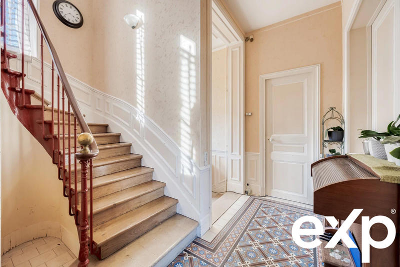 Maison - 246 m² - 10 pièces