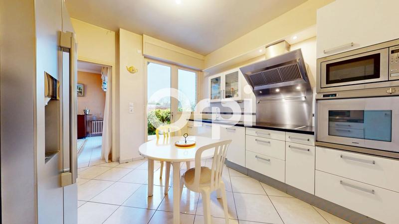 Maison - 230 m² - 8 pièces