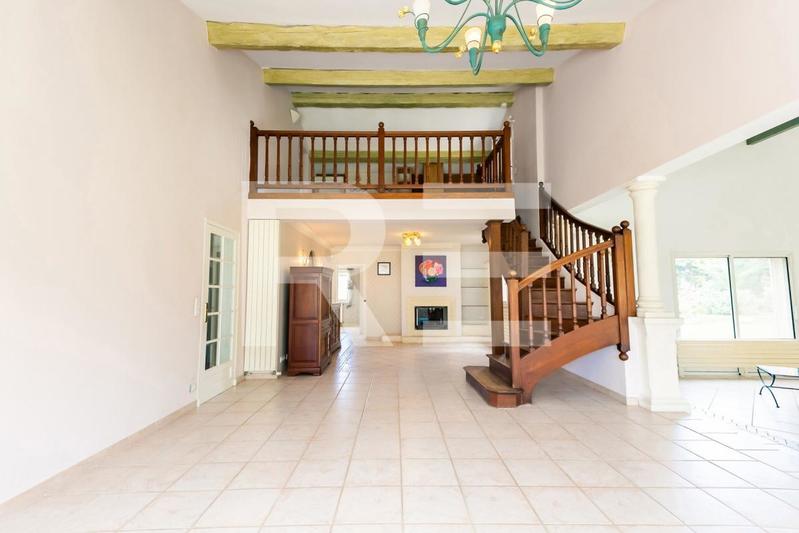 Propriété - 318 m² - 6 pièces