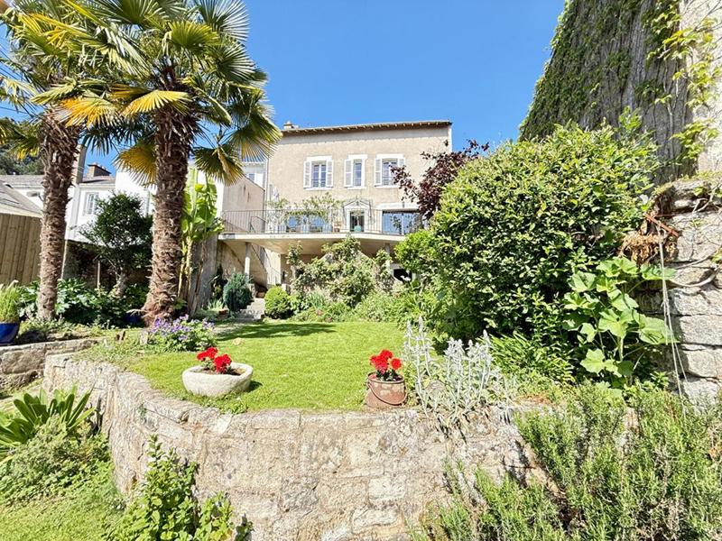 Maison - 209 m² - 9 pièces