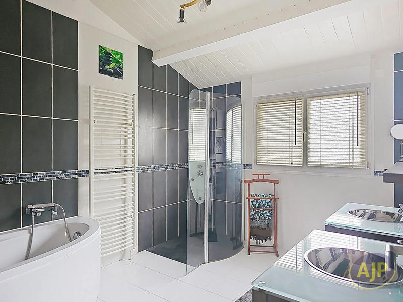 Maison - 189 m² - 8 pièces