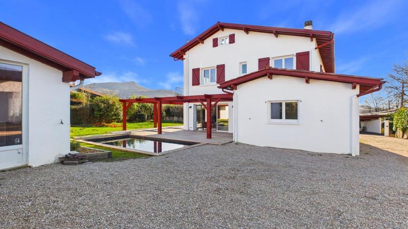 Maison - 325 m² - 7 pièces