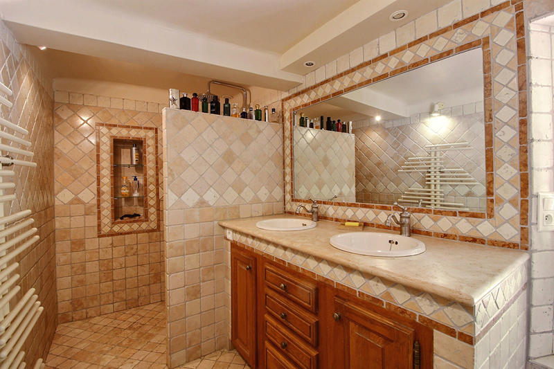 Maison - 270 m² - 12 pièces