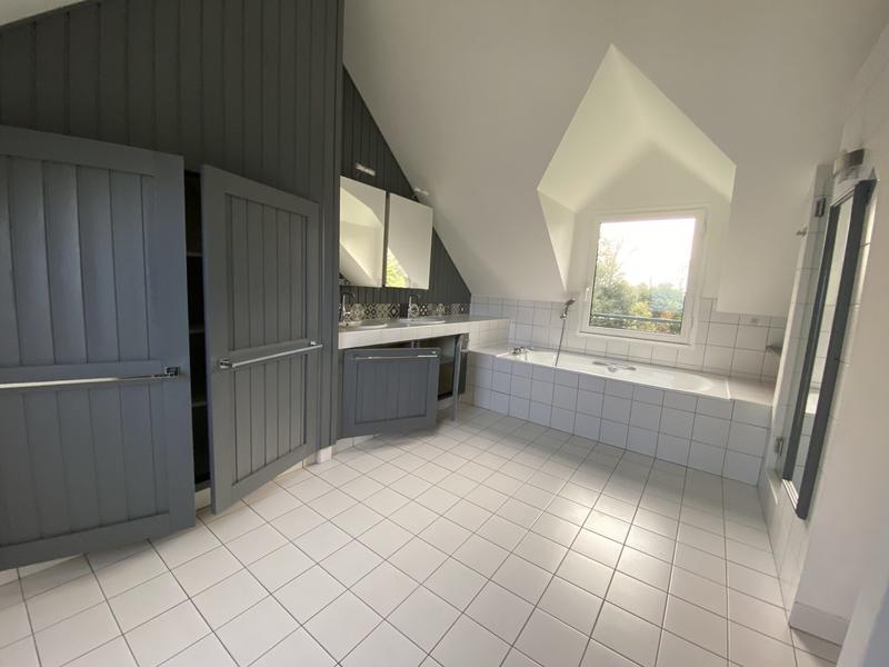 Maison - 239 m² - 10 pièces