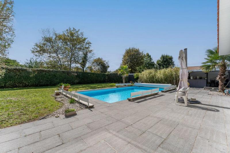 Propriété - 215 m² - 9 pièces