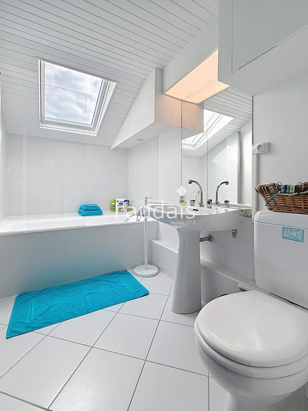 Maison - 275 m² - 9 pièces