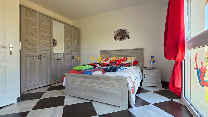 Maison - 700 m² - 9 pièces