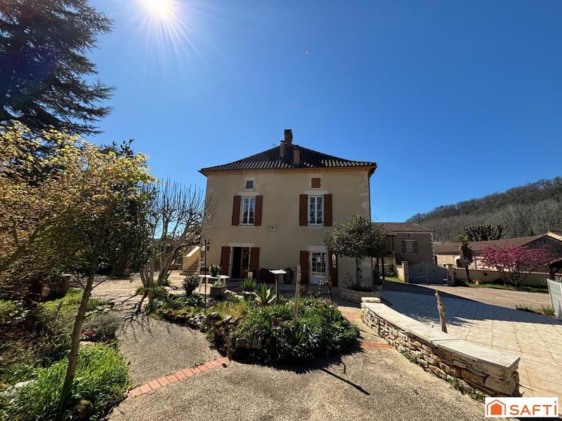 Maison - 308 m² - 8 pièces