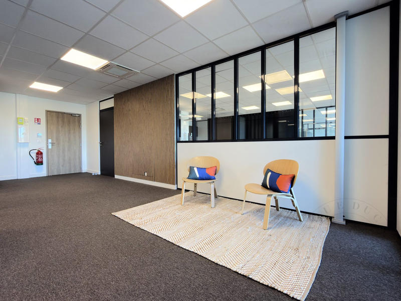 Bureau - 64 m² - 6 pièces