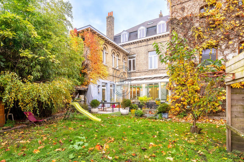 Maison - 360 m² - 9 pièces