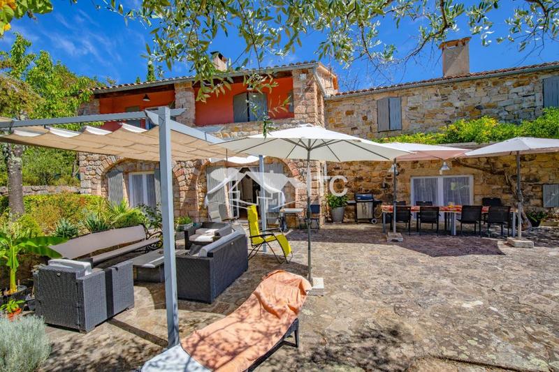 Maison en pierre - 250 m² - 9 pièces