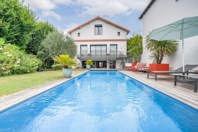 Maison - 235 m² - 9 pièces