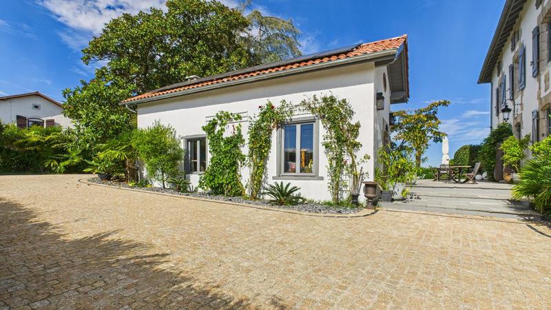 Maison - 410 m² - 11 pièces