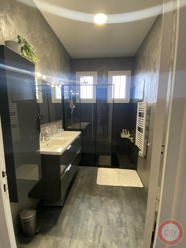 Maison traditionnelle - 223 m² - 9 pièces