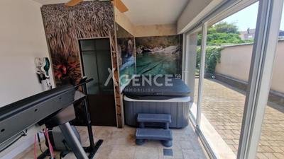 Maison - 212 m² - 8 pièces