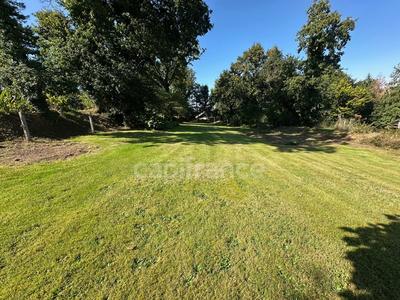 Terrain constructible - 1 800 m²