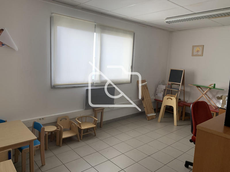 Entrepôt - 1 220 m²